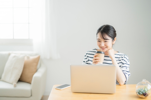 在宅ワークをしている女性