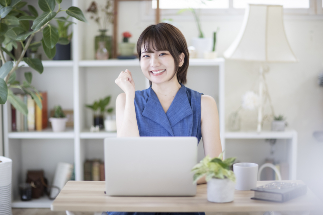 在宅ワークで仕事をしている女性