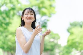 ウォーキングしている女性