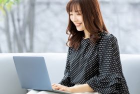 在宅ワークをしている女性