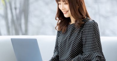 在宅ワークをしている女性