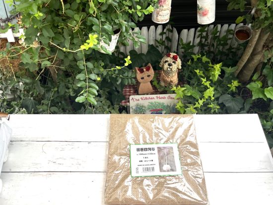 秋の寄せ植え,根巻四角布