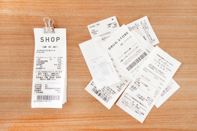 クリップで整理されたレシート