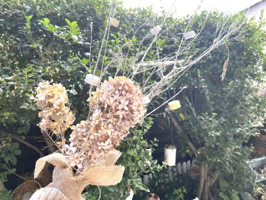 ペットボトルのフタと木の枝をリメイクしたガーデン雑貨